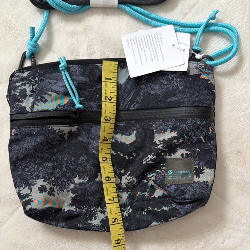 Lululemon Patch Logo Women's Black print Crossbody Bag NWT - Picture 5 of 5
